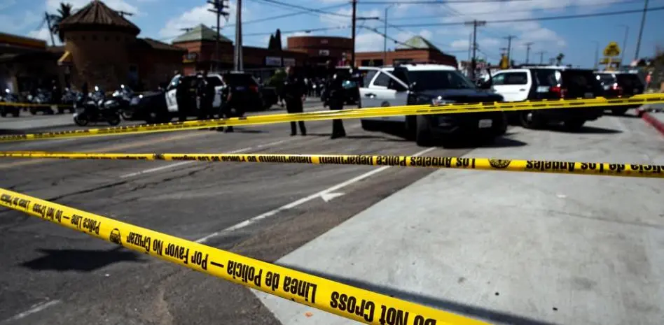 Un joven de 14 años ha sido arrestado por supuestamente asesinar a sus padres y herir a su hermana de 11 años