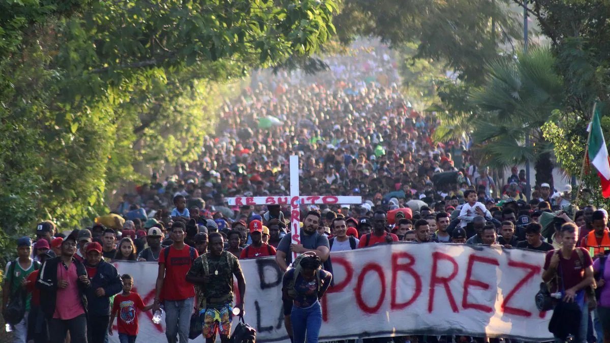 Una masiva caravana de migrantes avanza por México hacia Estados Unidos mientras se aguarda la reunión de Antony Blinken con López Obrador