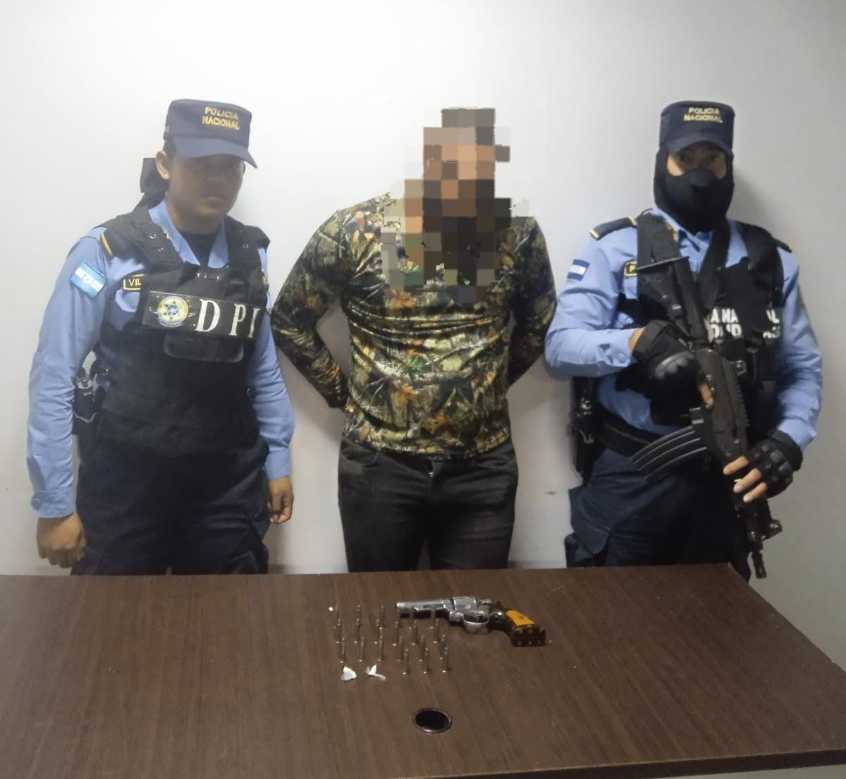 DPI arresta a un individuo por los delitos de tráfico de drogas, porte ilegal de arma de fuego y le ejecuta una orden judicial por homicidio
