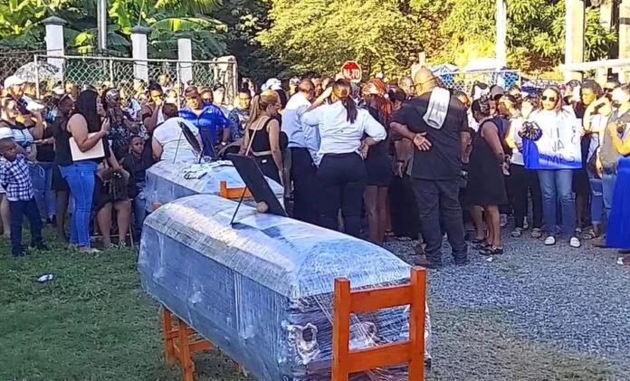 Dolor e indignación en Islas de la Bahía en sepelio de tres jóvenes