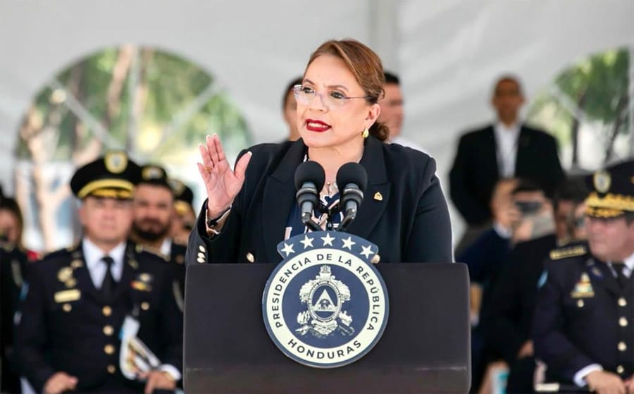 Xiomara Castro anuncia línea especializada para atender denuncias de mujeres víctimas de violencia
