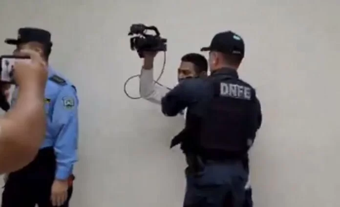 Periodistas denuncian agresión cuando cubrían audiencia a policías implicados en robo