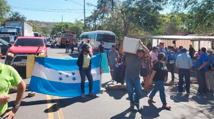 Por mal estado de la carretera productores de café protestan en Comayagua