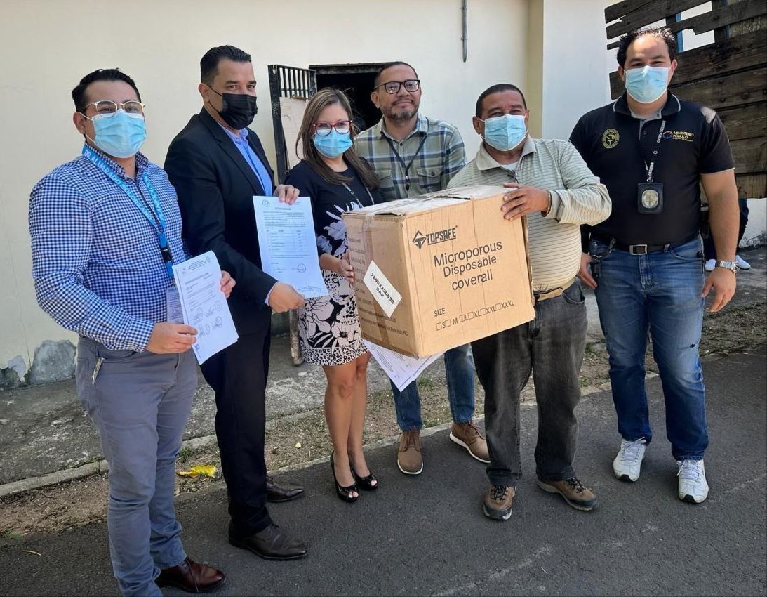 Autoridades del Instituto Nacional CardioPulmonar donan equipo de bioseguridad a la Dirección de Medicina Forense