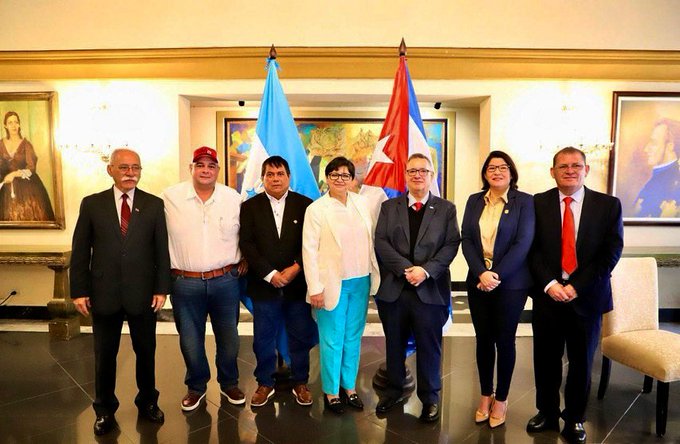 Al menos 89 médicos especialistas de Cuba llegarán al país el 20 de febrero