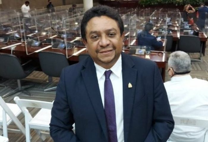 Ramón Barrios presenta proyecto para quitar facultad a FFAA de garantizar alternabilidad en el poder
