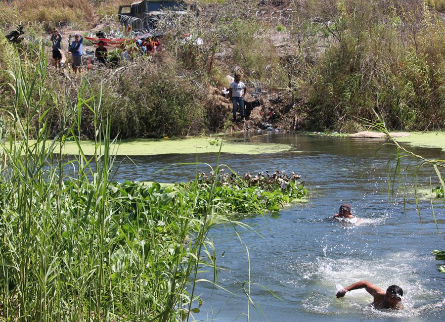 México salva a 11 migrantes de Guatemala y Honduras en el río Bravo fronterizo con EEUU