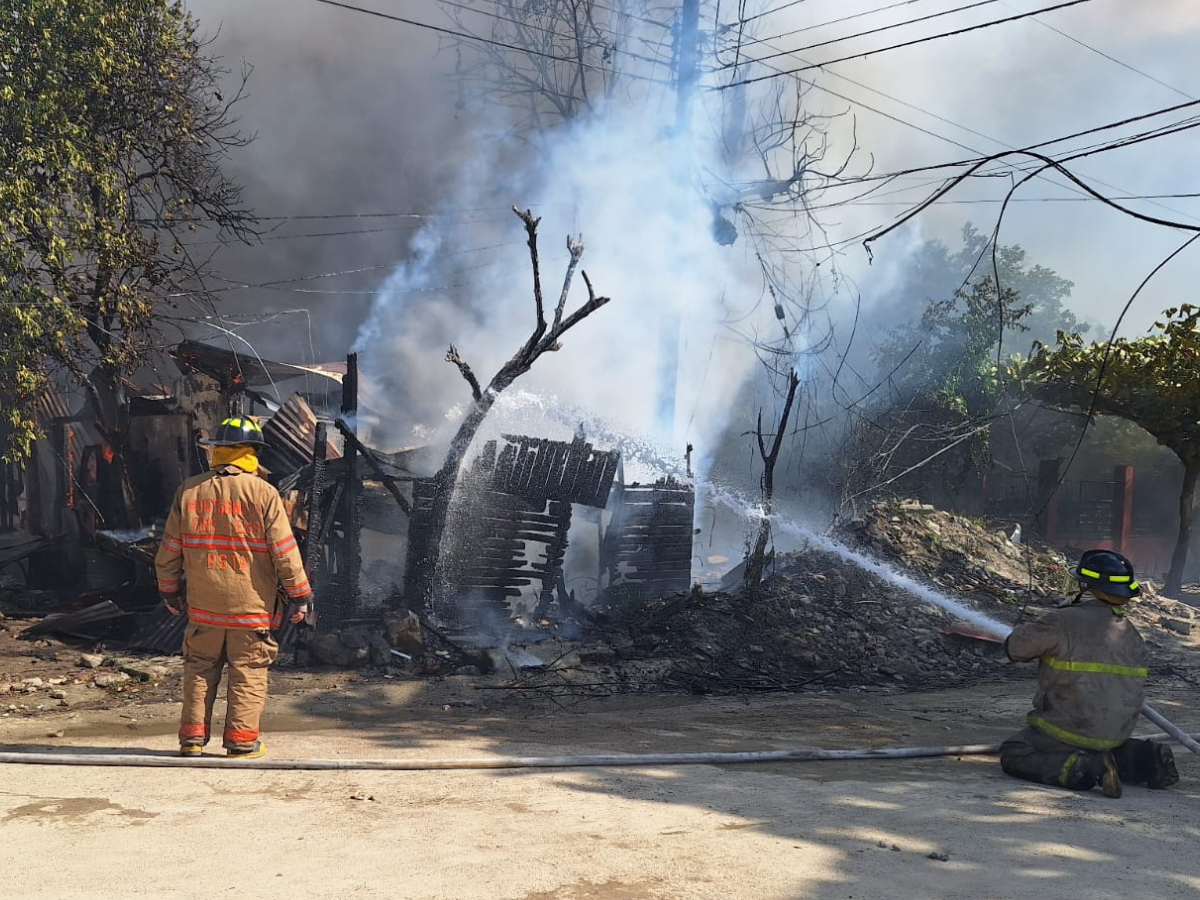 Voraz incendio consume tres viviendas en barrio Cabañitas en SPS