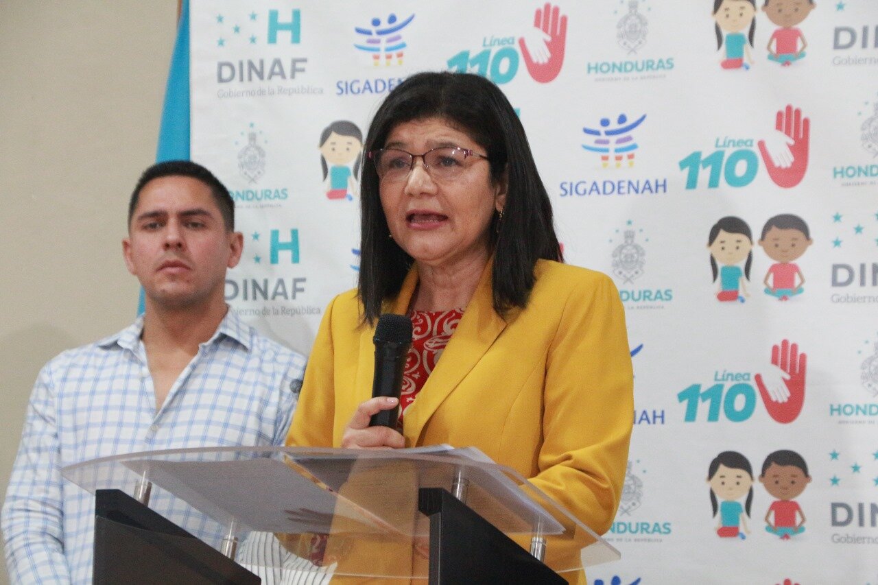 En un audio viral la ministra de la SENAF menciona que casi le ha tocado hasta “alfabetizar” al Consejo de Ministros