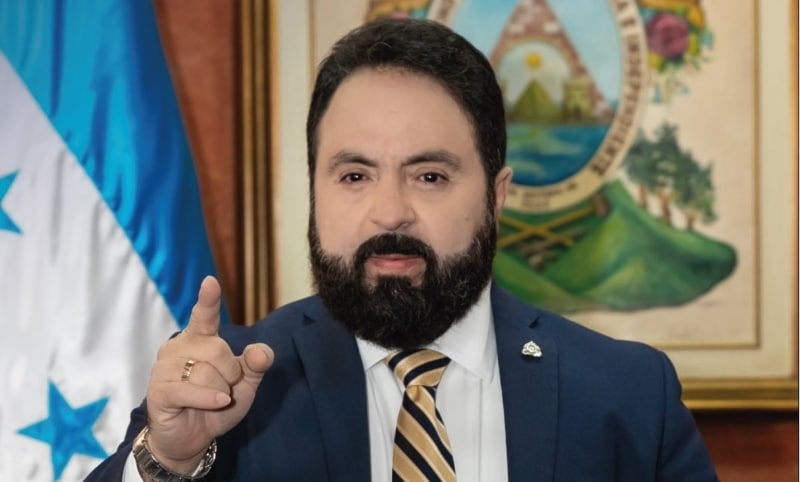 Por hacer denuncias en su contra, el presidente del CN, Luis Redondo, amenaza a medios de comunicación