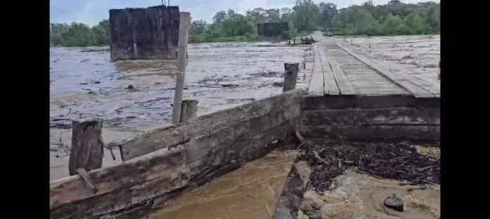 Varias comunidades de Iriona quedan incomunicadas al caerse puente