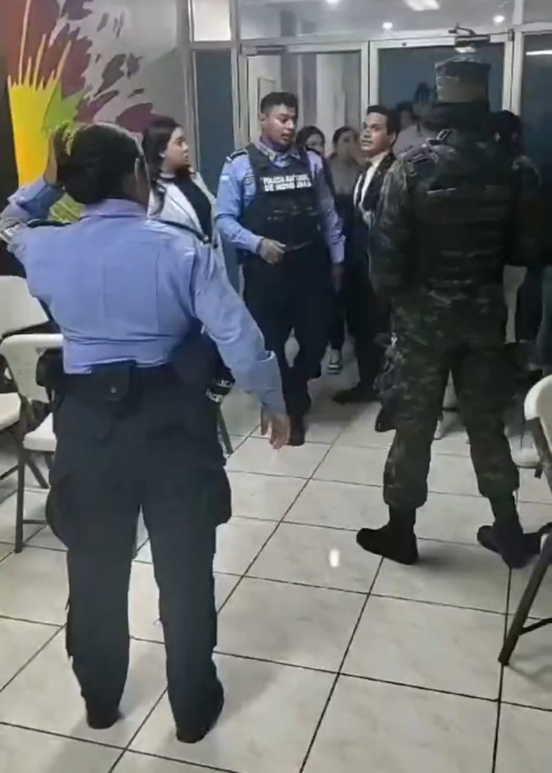 Choque de empleados y policía en la Senaf deja cinco heridos