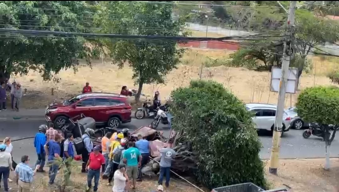 VIDEO | Fuerte accidente de transito deja varias personas heridas en el bulevar Kuwait de la capital