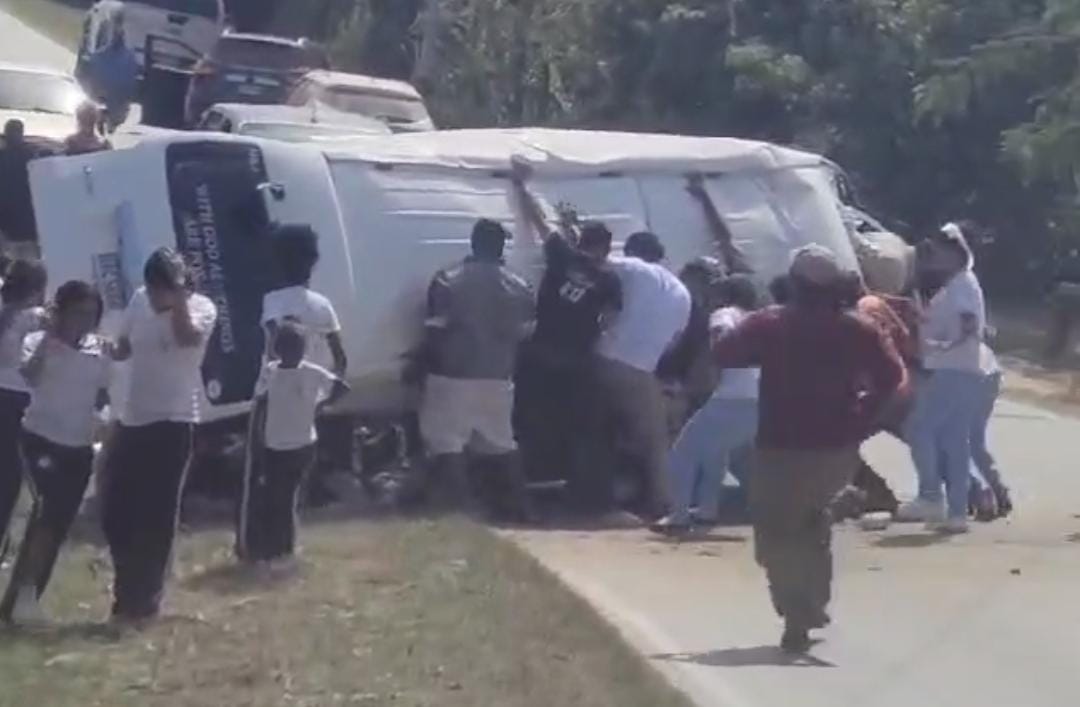 Se reporta la muerte de una menor tras fuerte impacto entre un bus escolar lleno de estudiantes y un vehículo turismo en Roatán