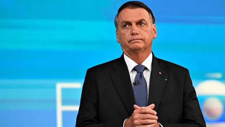 Jair Bolsonaro es acusado de asociación criminal y falsificación de sus propios datos de vacunación COVID-19.