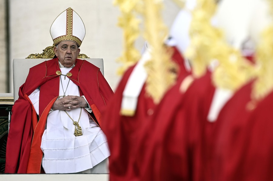 El papa no lee la homilía en la misa del Domingo de Ramos