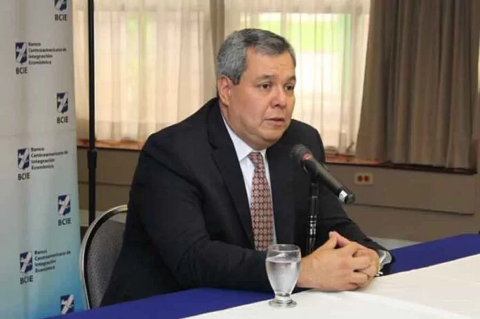 Dante Mossi demandó al BCIE por reparo que le hizo la institución financiera