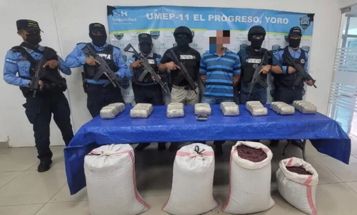 Arrestan a conductor de bus por llevar 39 paquetes de marihuana ocultos en sacos con frijoles
