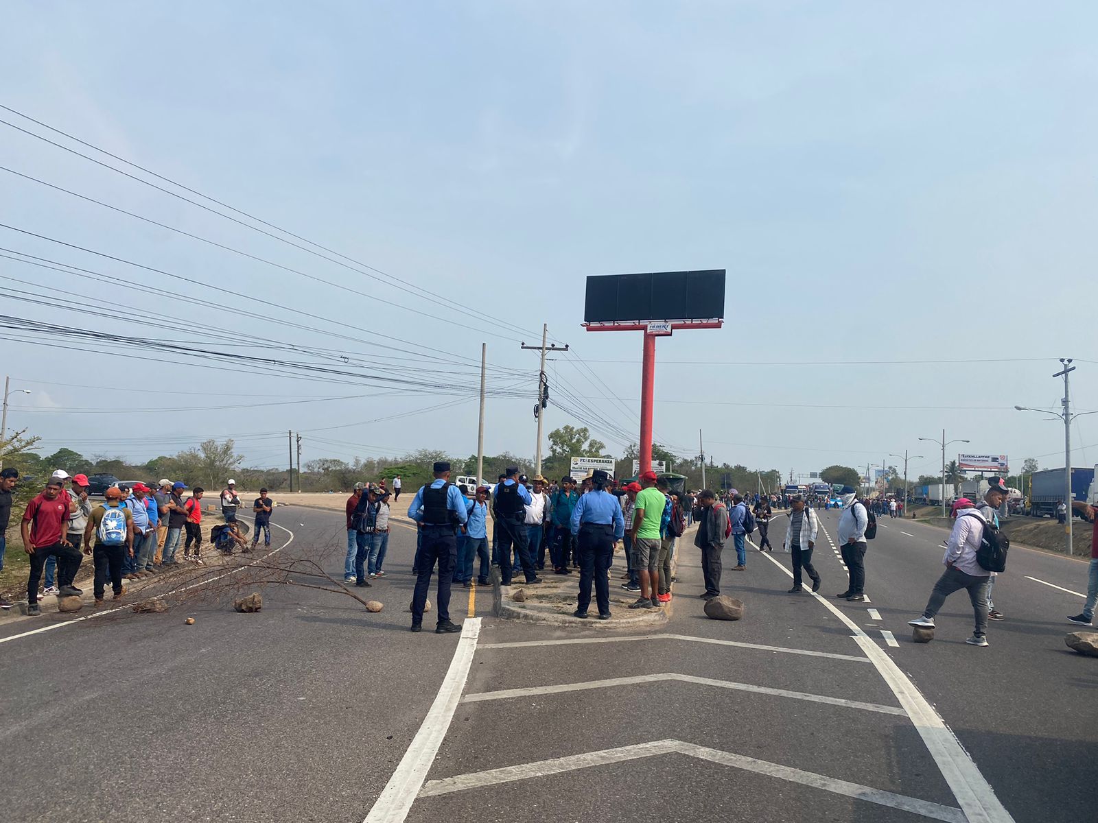 Liberada CA-5 a la altura del desvío hacia La Paz, y resultan tres policías heridos