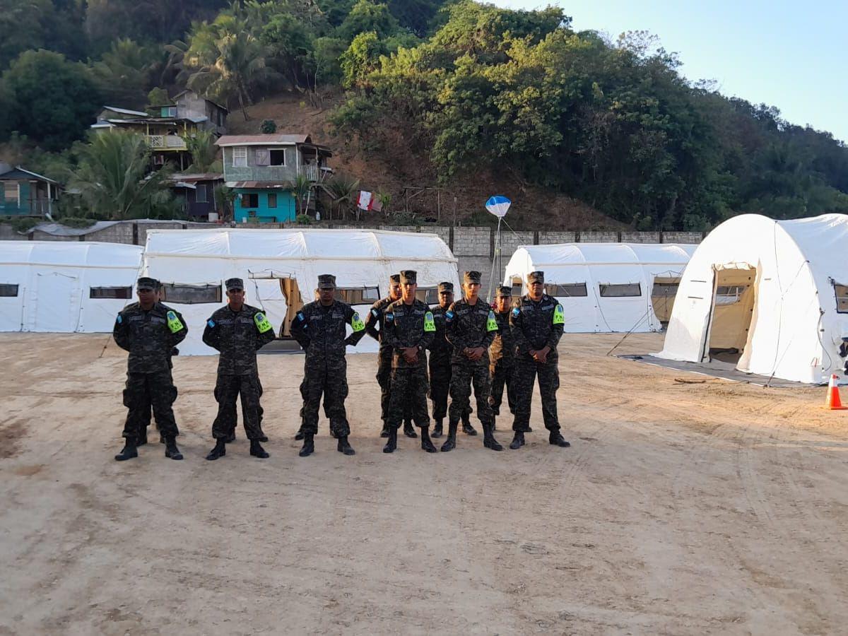 Instalan carpas para atención médica en campo de fútbol en Roatán