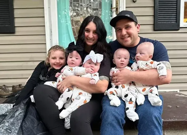 Buscaban un hermanito para su hija y llegaron cuatrillizos: dos pares de gemelos idénticos