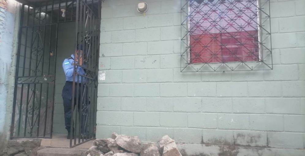 Hombre asesina a una joven de 17 años y luego intenta quitarse la vida