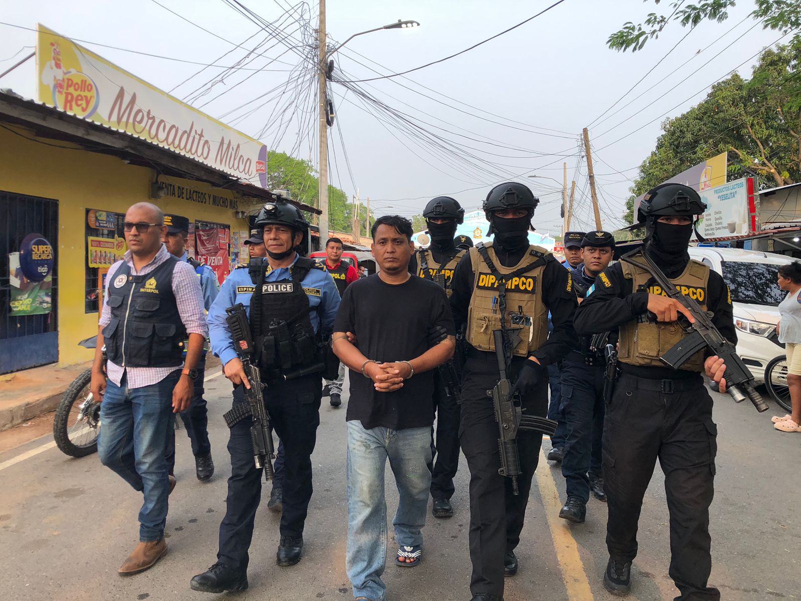 DIPAMPCO recibe en custodia a manera Salvadoreño con alerta Intenacional