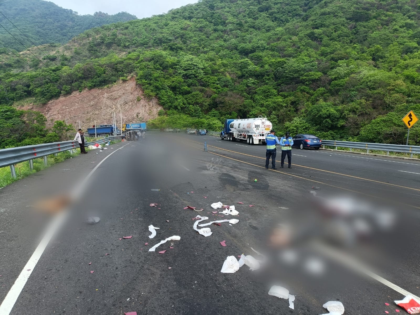 Al menos cuatro personas muertas deja fuerte accidente de tránsito en el Canal Seco, cerca de la comunidad de Caridad, Valle
