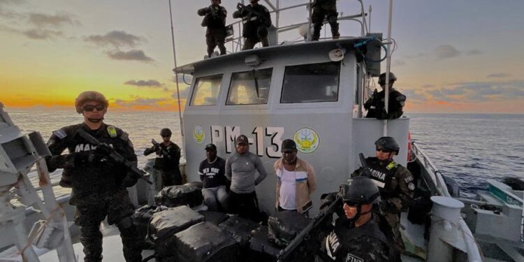 Incautan en aguas salvadoreñas cocaína valorada en 32 millones y detienen a 6 extranjeros