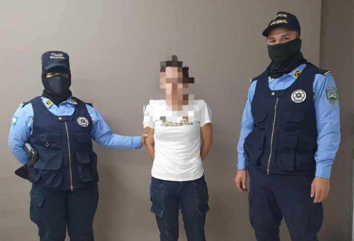 Detienen a mujer en Honduras acusada de intentar vender a su hija de 8 años por 81 dólares