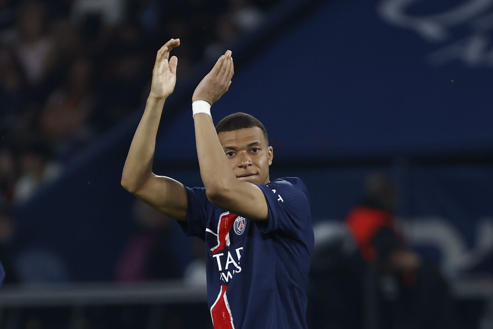 Controvertida despedida a Mbappé en el PSG: la reprobación que también sufrió Messi, el homenaje de los ultras y su gesto en el gol