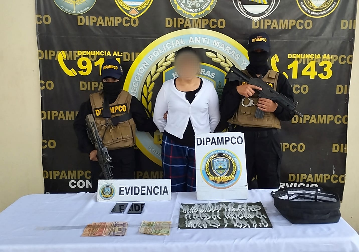 DIPAMPCO detiene a mujer en posesión de supuesta cocaína.