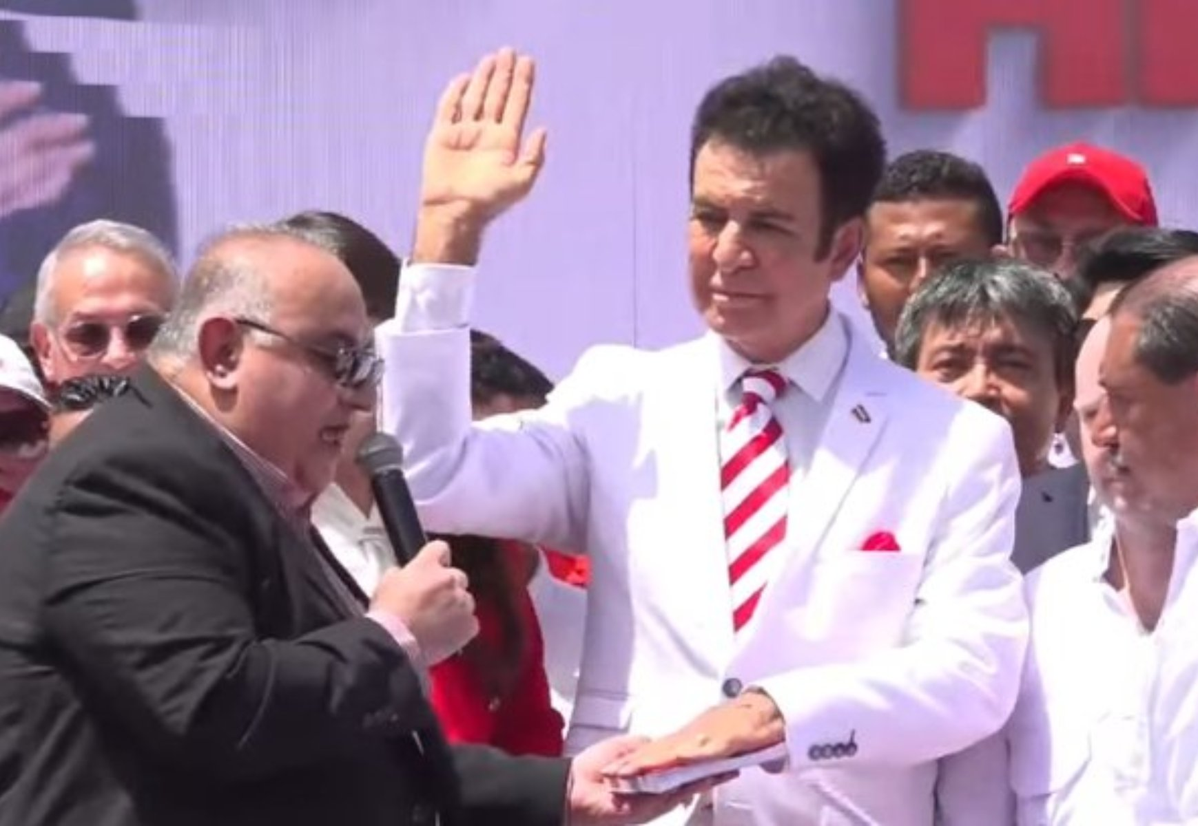 Juramentan a Salvador Nasralla en el Partido Liberal