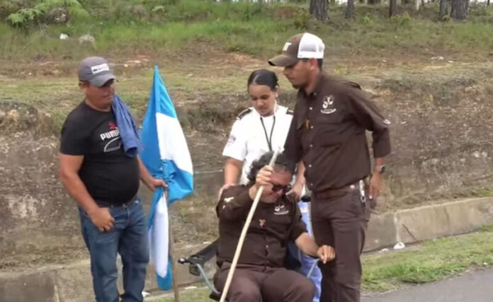Durante periplo el padre Serrano rompe en llanto al no tener respuesta estatal para comunidad de Santa Bárbara