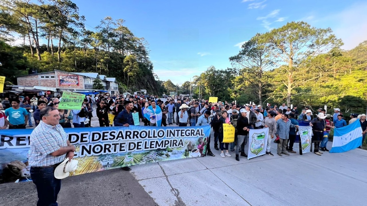 Cientos de pobladores del norte de Lempira se toman la CA-4 exigiendo la pavimentación de varios municipios