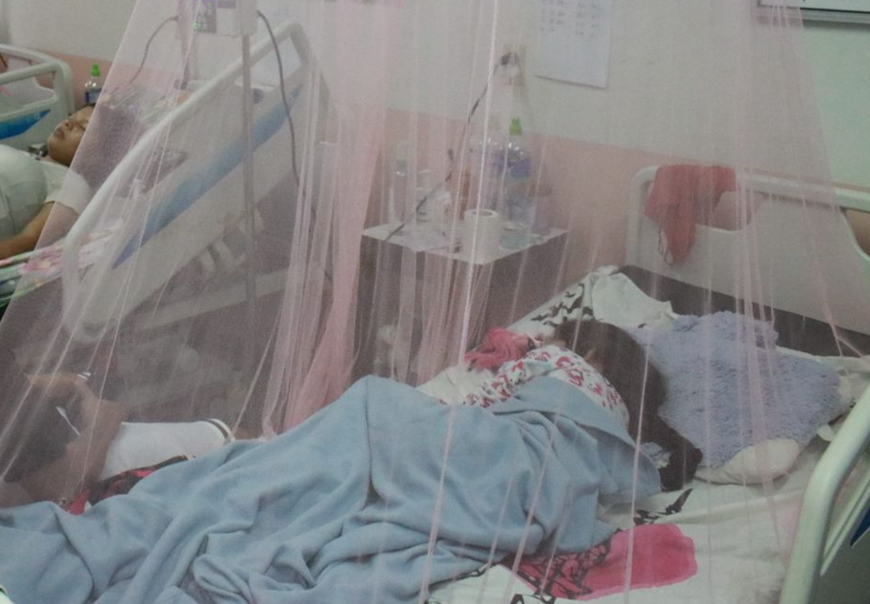 Sala pediátrica del Hospital San Felipe colapsada por casos de dengue