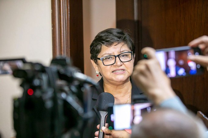 Ministra Karla Paredes afirma que la huelga médica “es política” y anuncia acciones legales contra manifestantes