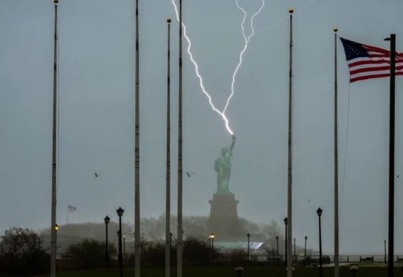 Un muerto y miles de personas sin electricidad dejan tormentas y tornados en Nueva York
