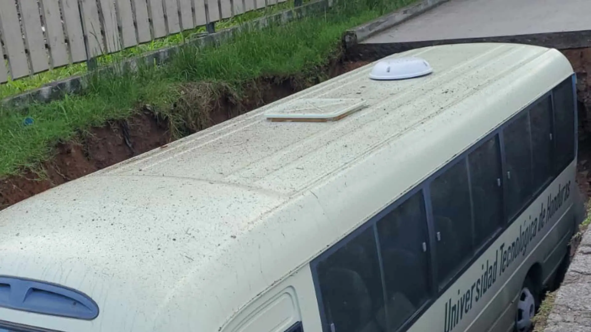 Bus universitario cae en socavón en en el Anillo Periférico en Tegucigalpa