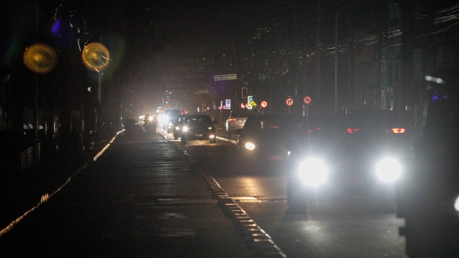 Más de 300 mil santiaguinos siguen sin luz a tres días del paso de un intenso temporal en Chile