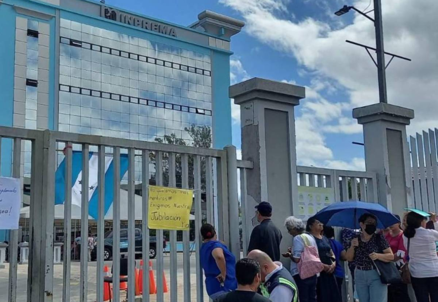 Docentes siguen por tercer día consecutivo con tomas en el INPREMA rechazando reformas