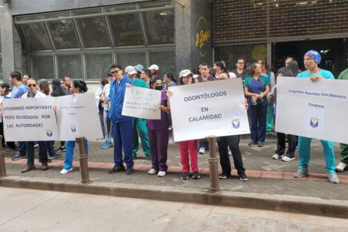 ¡Atención! Odontólogos protestan exigiendo un reajuste salarial