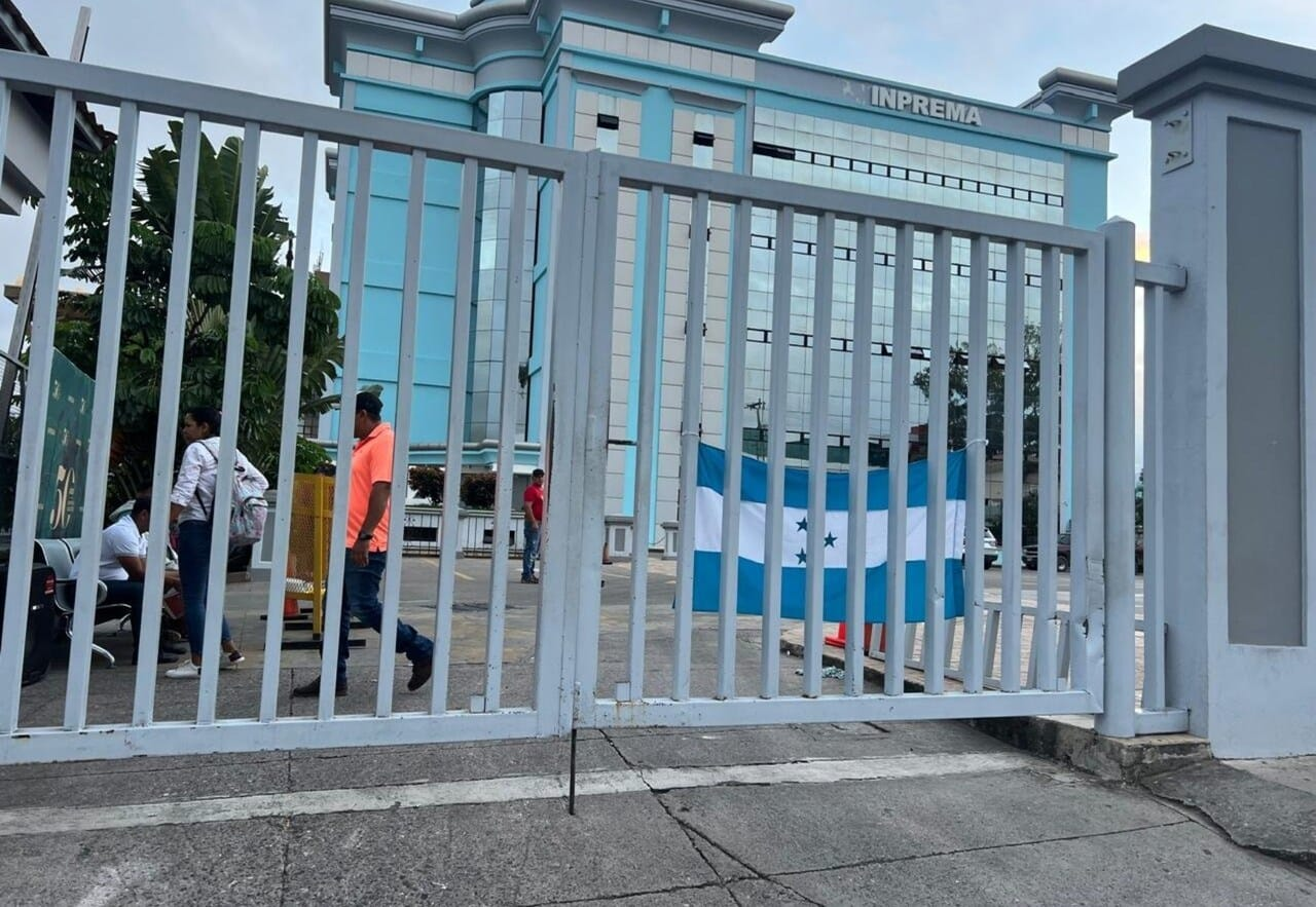 Docentes mantienen tomado el INPREMA por séptimo día sin recibir respuestas de las autoridades