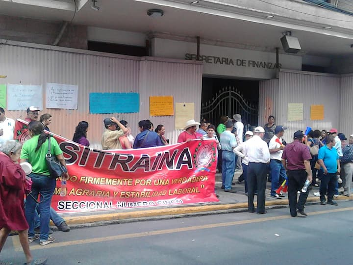 Empleados del INA realizan protestas exigiendo aumento salarial que no reciben hace 13 años
