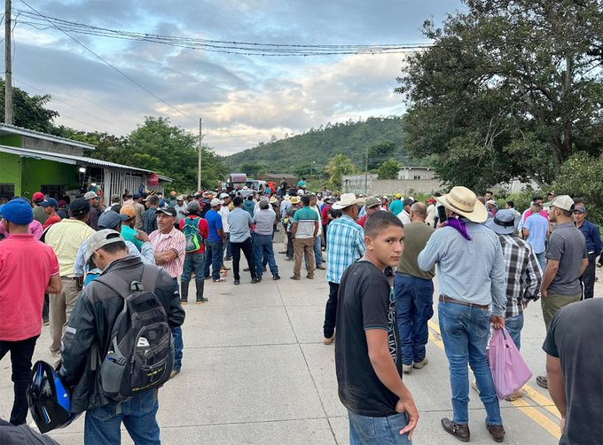 Familias desalojadas en Olancho bloquean carretera y exigen reunión con la presidenta Xiomara Castro