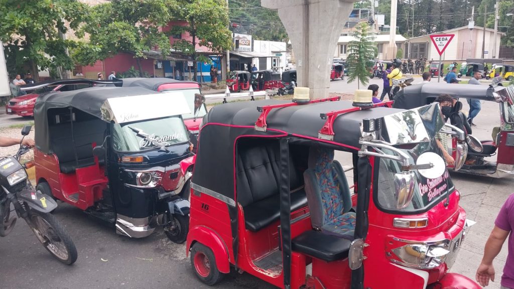Mototaxistas de colonia Sagastume denuncian decomiso de unidades y restricciones de horario