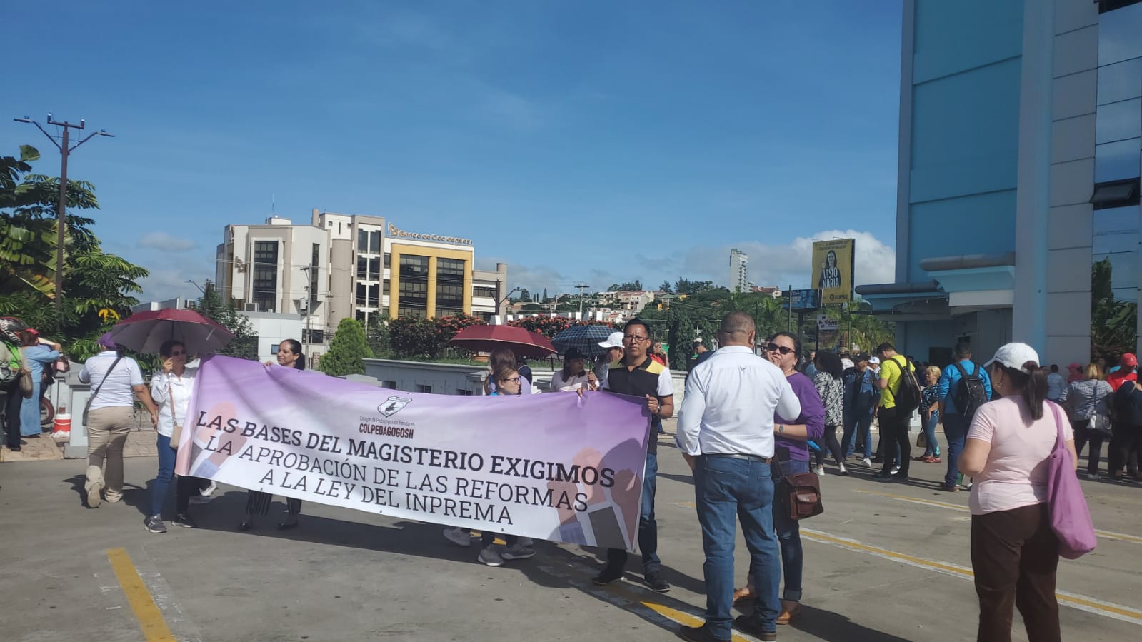 Magisterio realiza plantón en Tegucigalpa para exigir aprobación de las Reformas a la Ley de Inprema