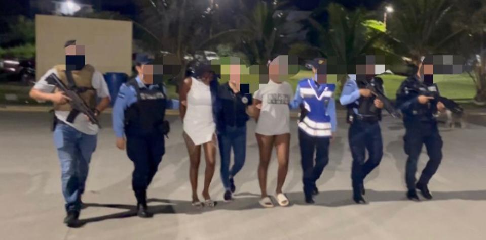 DPI captura a dos mujeres que abusaron de otra fémina en Roatán
