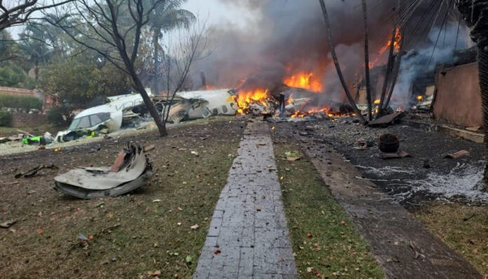 Se estrella avión en Brasil con unas 62 personas a bordo