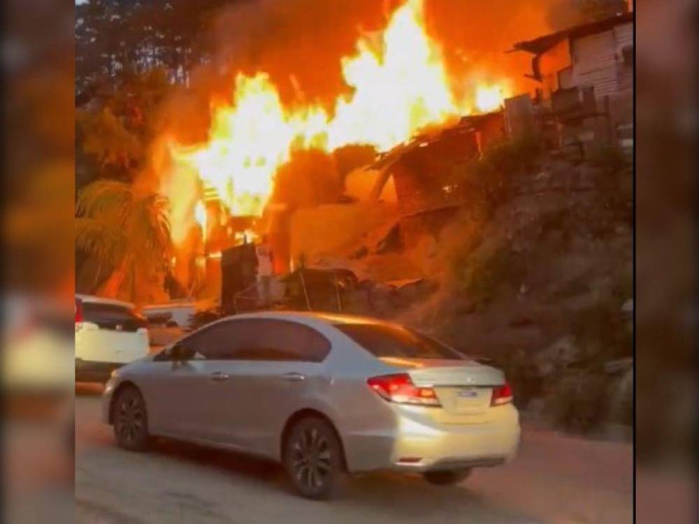 Voraz incendio consume dos viviendas en la colonia Villa Vieja de Tegucigalpa